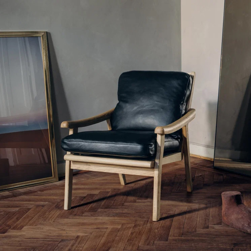 Tugitool in scandinavian design Podium jalgadel