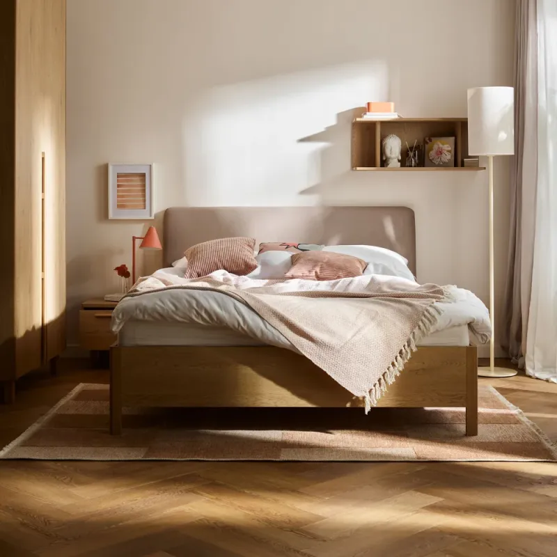 Voodi 160x200 polsterdatud kaldpeatsiga Well