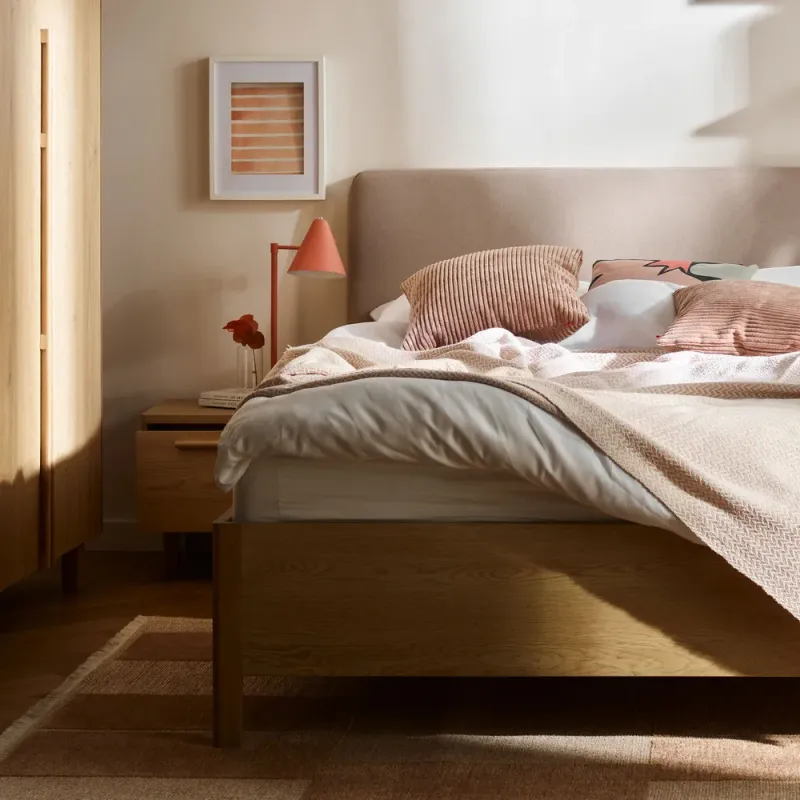 Voodi 180x200 polsterdatud kaldpeatsiga Well